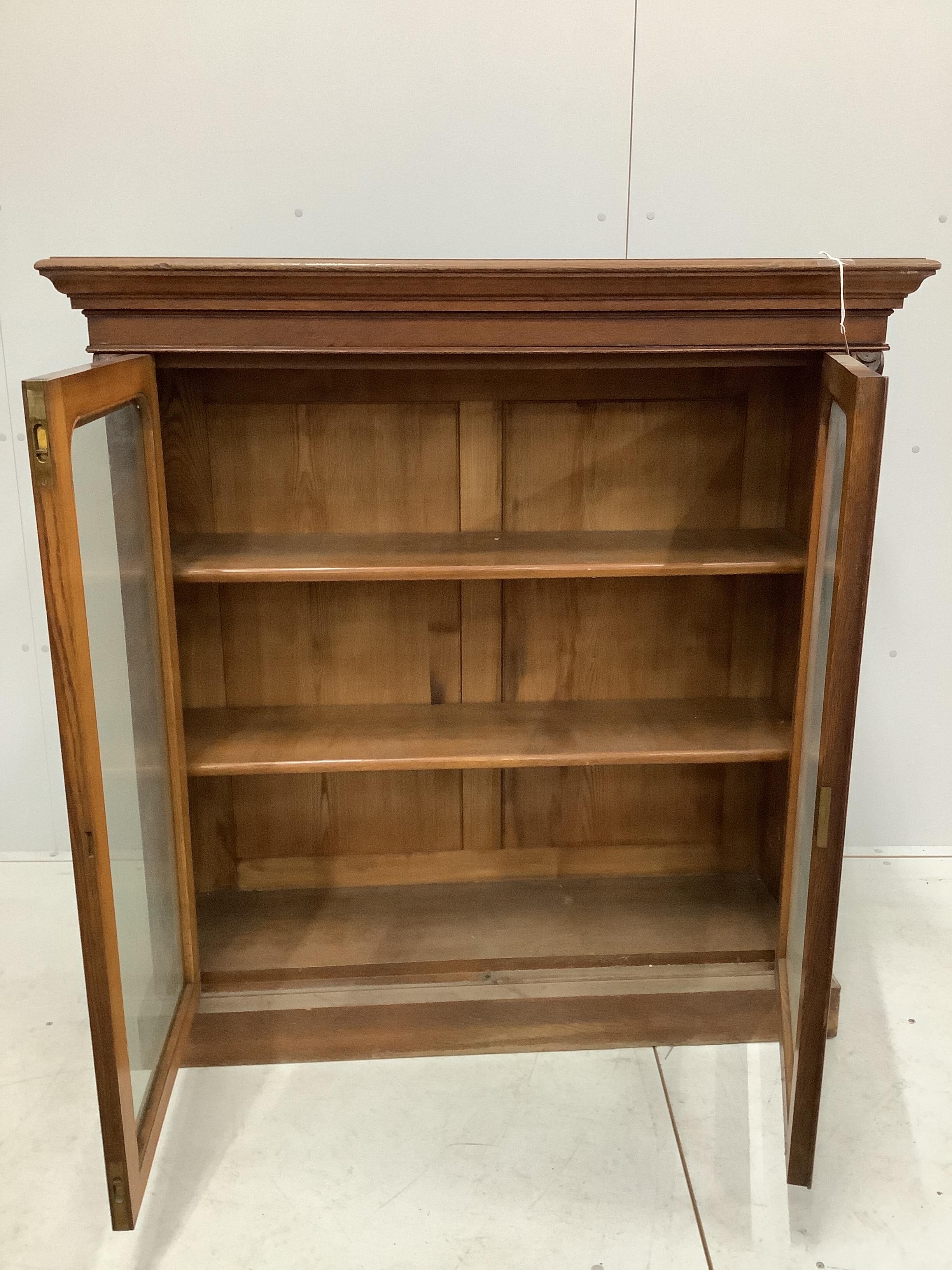 A Victorian glazed oak bookcase, width 118cm, depth 40cm, height 124cm